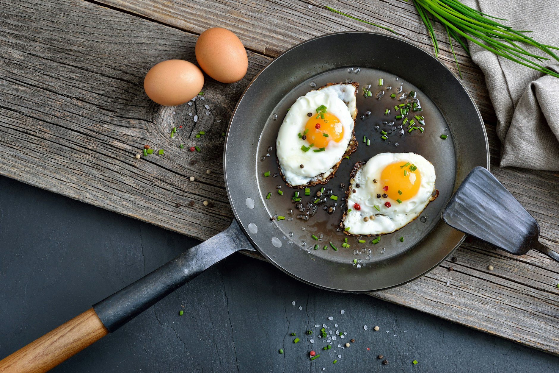 Der Rand sollte knusprig sein, das Eiweiß zart und das Eigelb cremig-weich. So geht das perfekte Spiegelei.