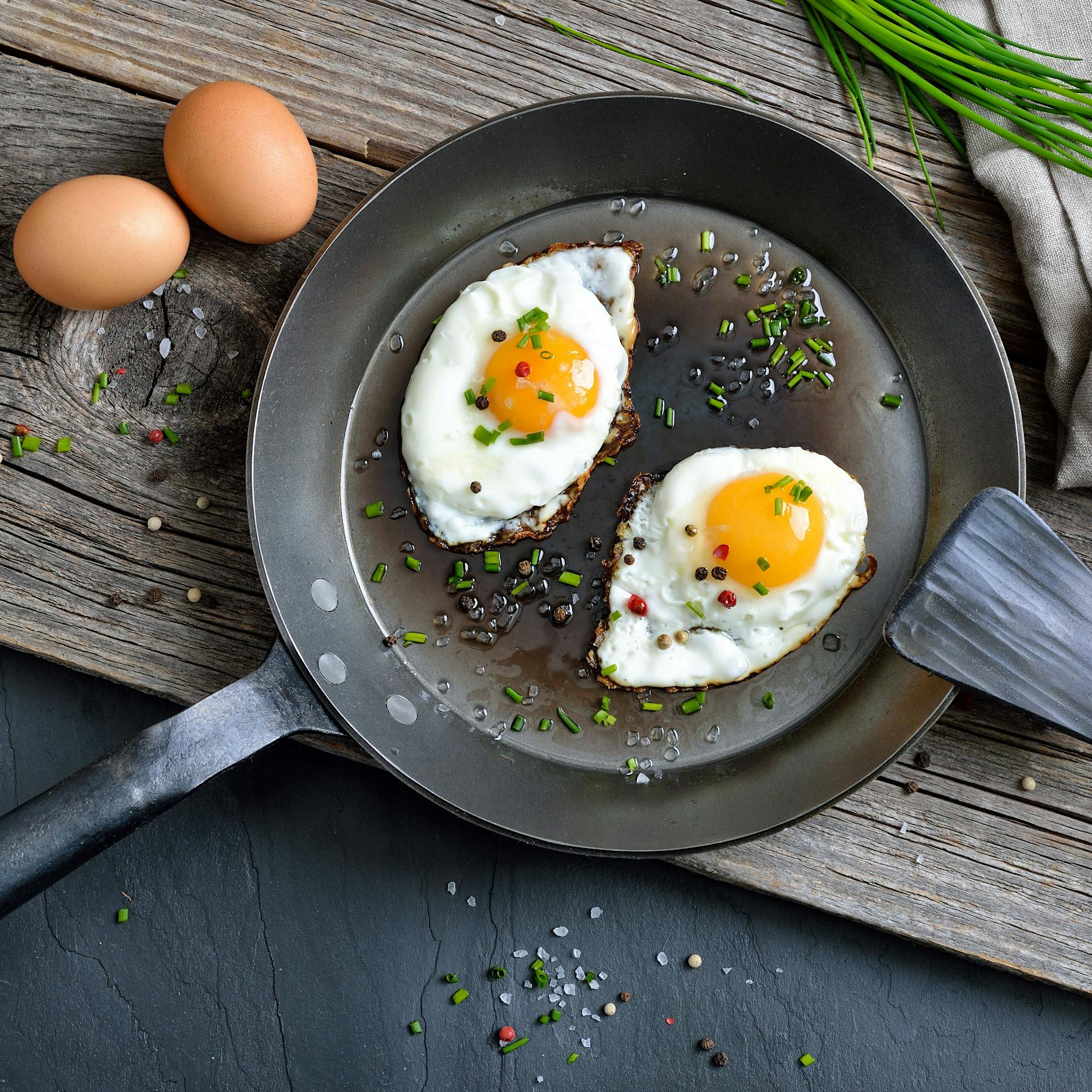 Knuspriger Rand, innen cremig-weich! Tricks für perfekte Spiegeleier
