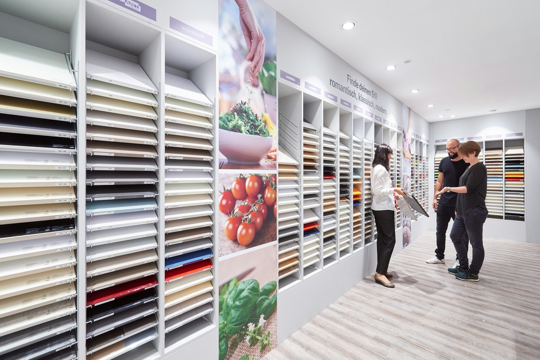 Im Möbelhaus Höffner übernehmen am Samstag für einen Tag die Azubis den Betrieb.