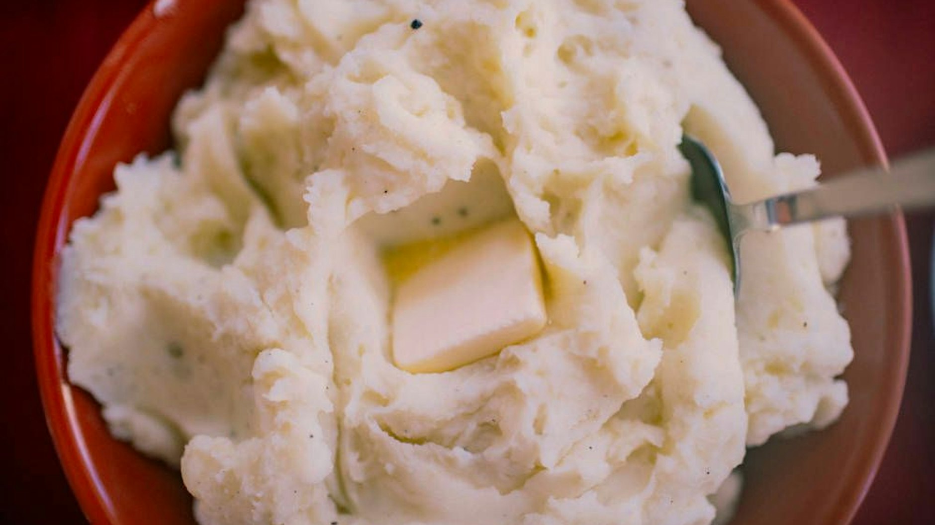 Der köstliche Blumenkohl-Kartoffel-Stampf wird mit Butter verfeinert. 