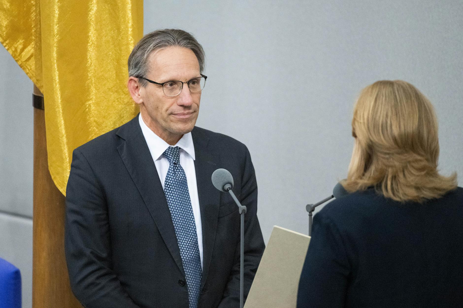 Jörg Kukies (SPD) wird im Bundestag als neuer Bundesfinanzminister vereidigt.