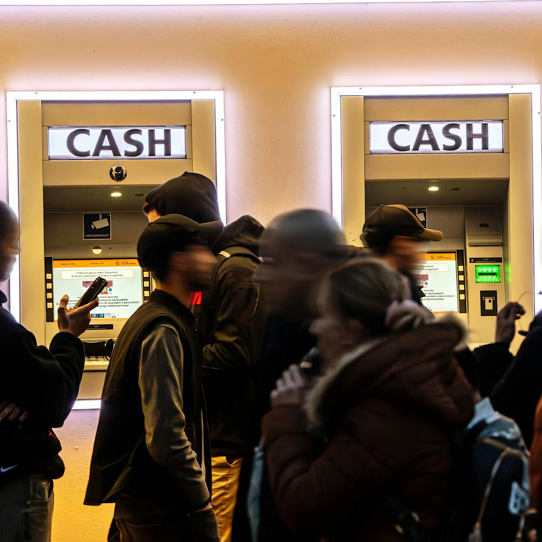 Klarer Trend bei den Banken: Bargeld an Automaten gibt es immer seltener