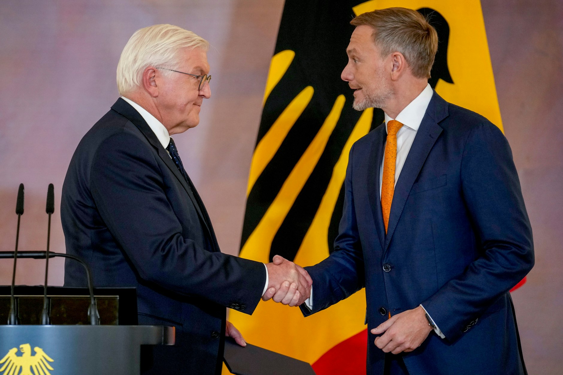Bundespräsident Frank-Walter Steinmeier verabschiedet Christian Lindner.