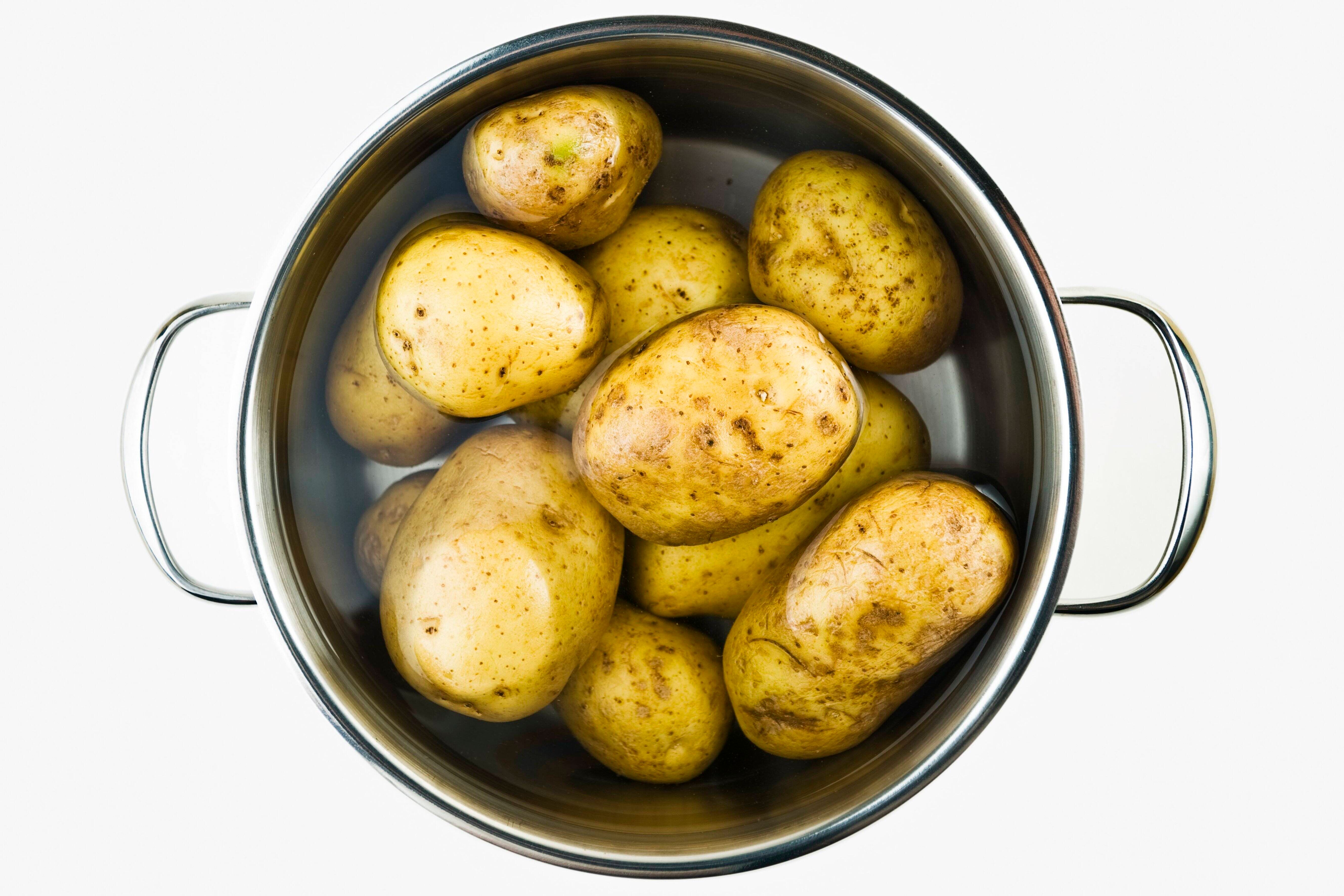 Genialer Trick: SO werden Kartoffeln schneller gar und verkochen nie!