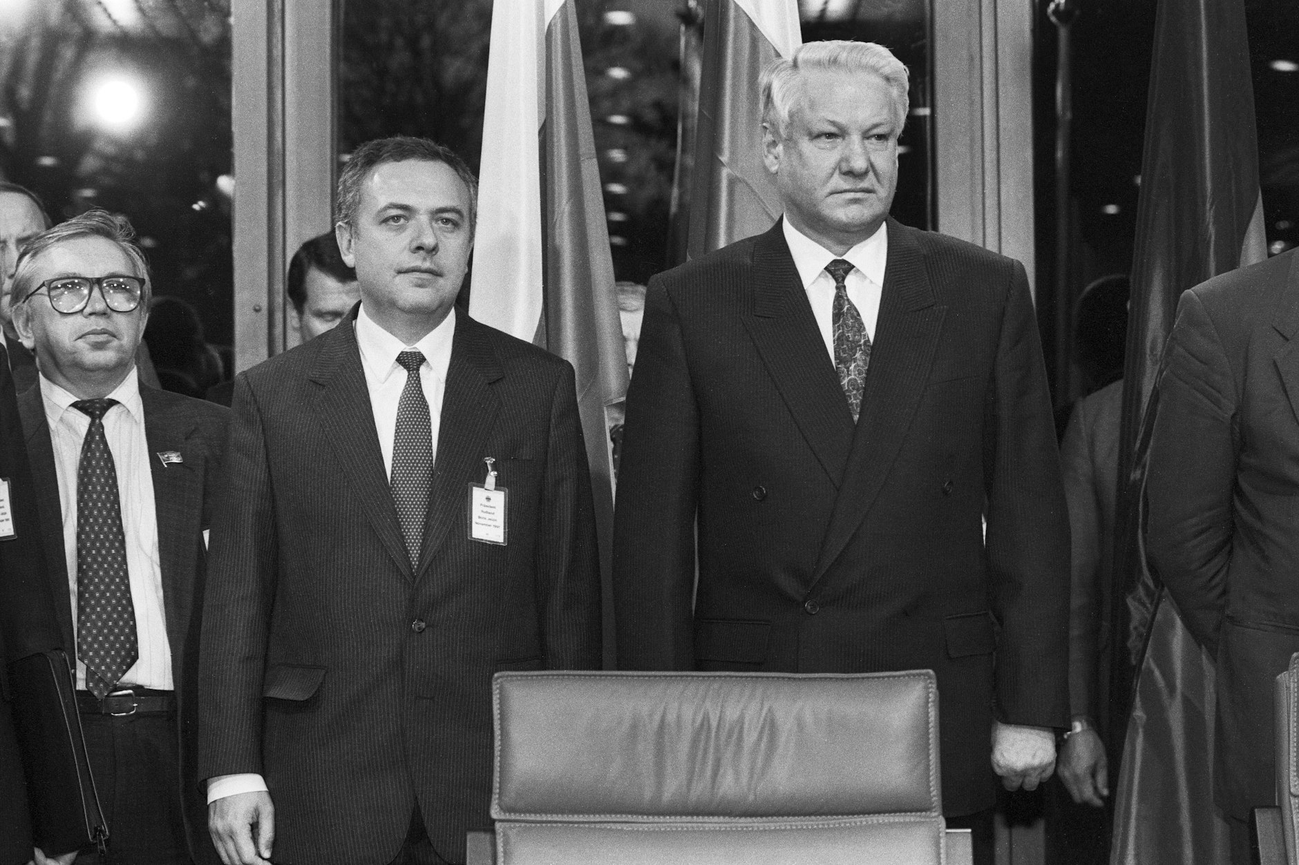 Bonn am 21. November 1991: Der russische Präsident Boris Jelzin und links neben ihm Andrei Kosyrew.