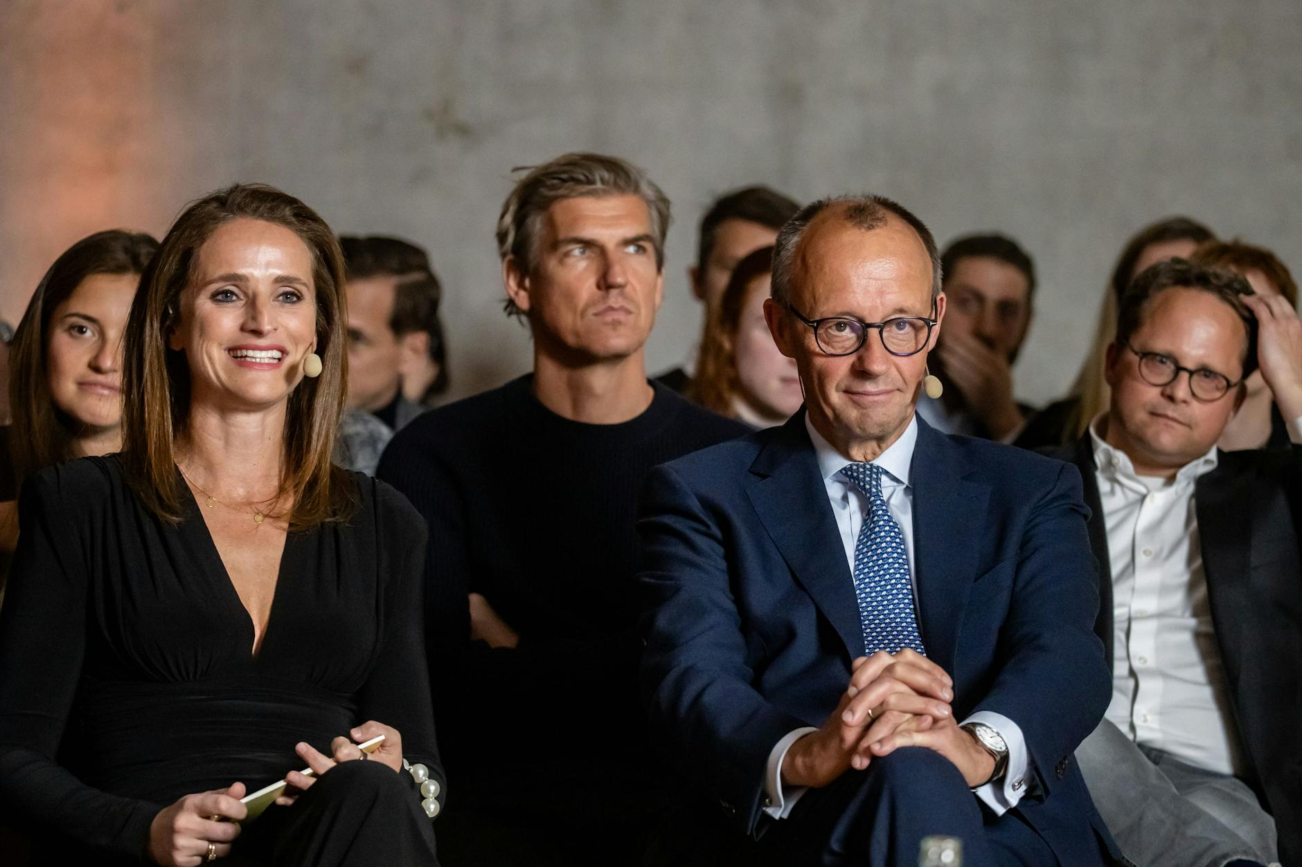 Hatte gut Lächeln: Union-Kanzlerkandidat Friedrich Merz (r.) mit der Chefin des deutschen Start-up-Verbands, Verena Pausder (l.), am Mittwochabend bei Zalando.