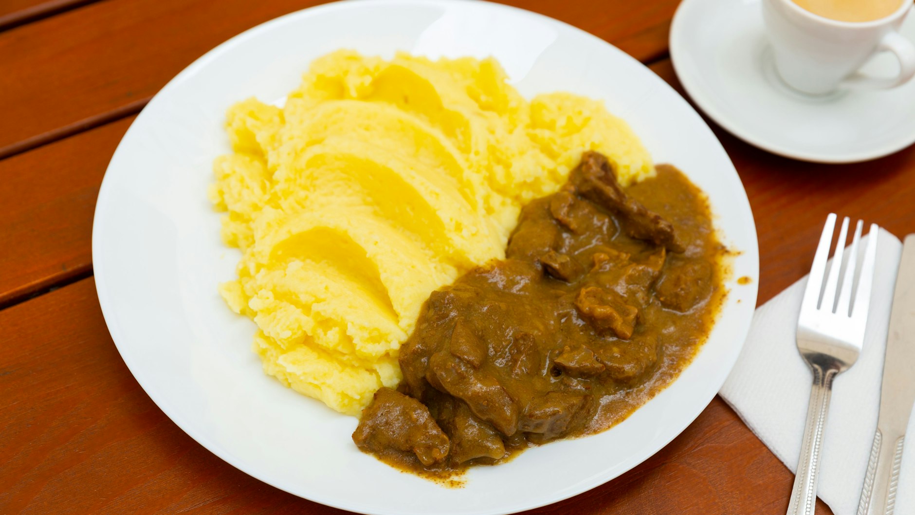 Zum Sächsischen Senffleisch können Sie auch Kartoffelpüree servieren - unser Rezept empfiehlt zwar Petersilienkartoffeln, doch davon können Sie abweichen.