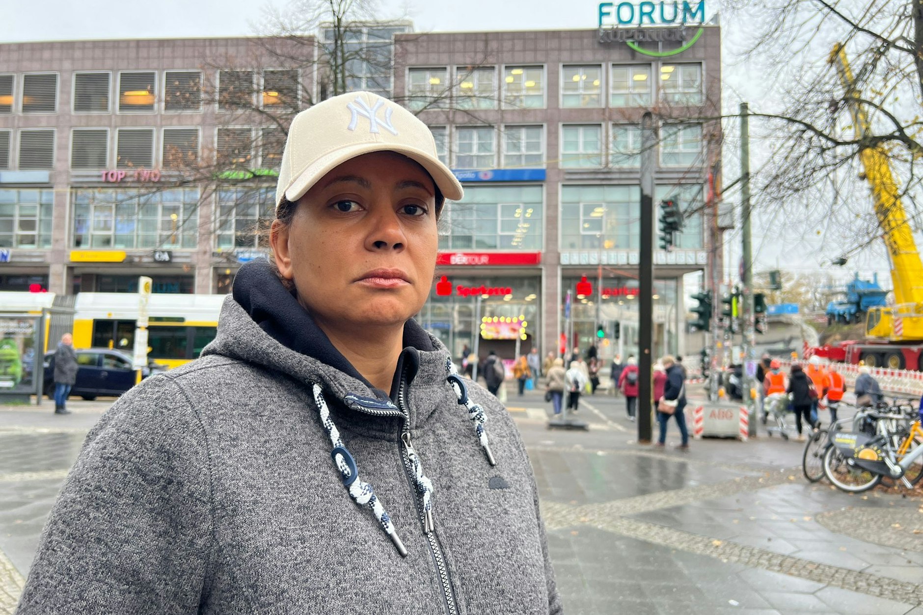 Nach den Schüssen in Köpenick in der Bahnhofstraße und auch, weil der Täter noch nicht gefasst ist, ist Anwohnerin Dana P. in Sorge.