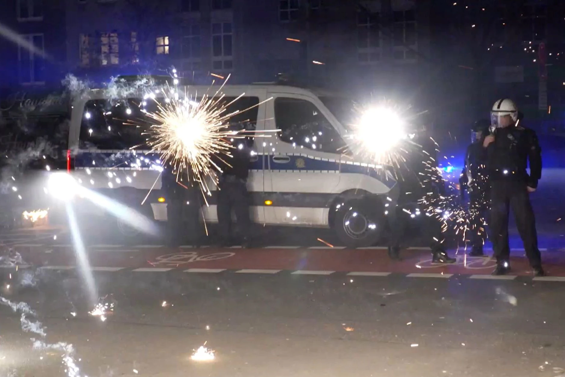 2022 wurden Polizisten massiv mit Feuerwerk beschossen.