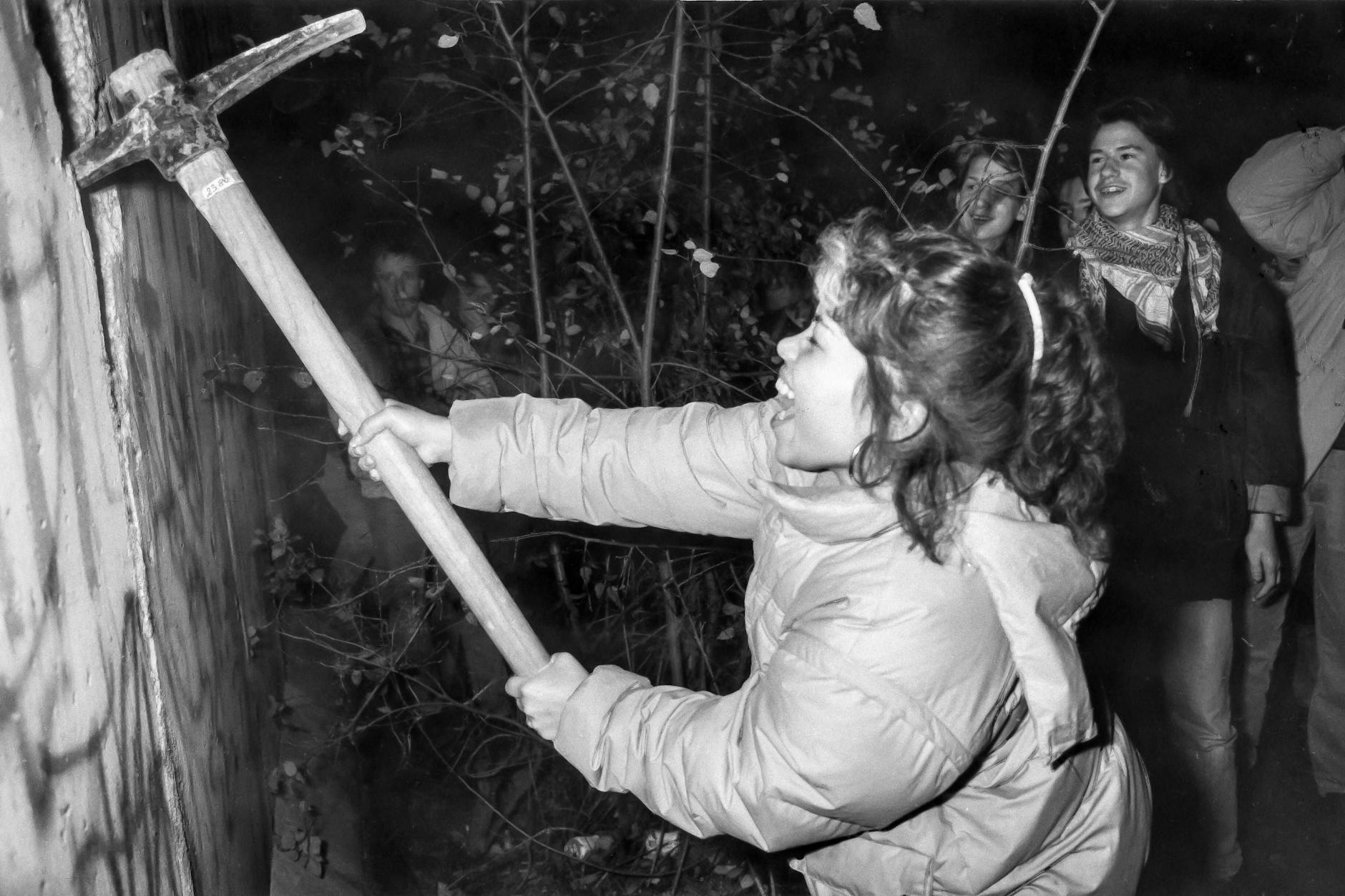 Mit voller Euphorie die Mauern einreißen, die Ost und West trennten: So war das vor 35 Jahren auch an der Bornholmer Straße, als mit dem Mauerfall das Ende der DDR begann. Viele Träume und Hoffnungen hatten die Menschen.