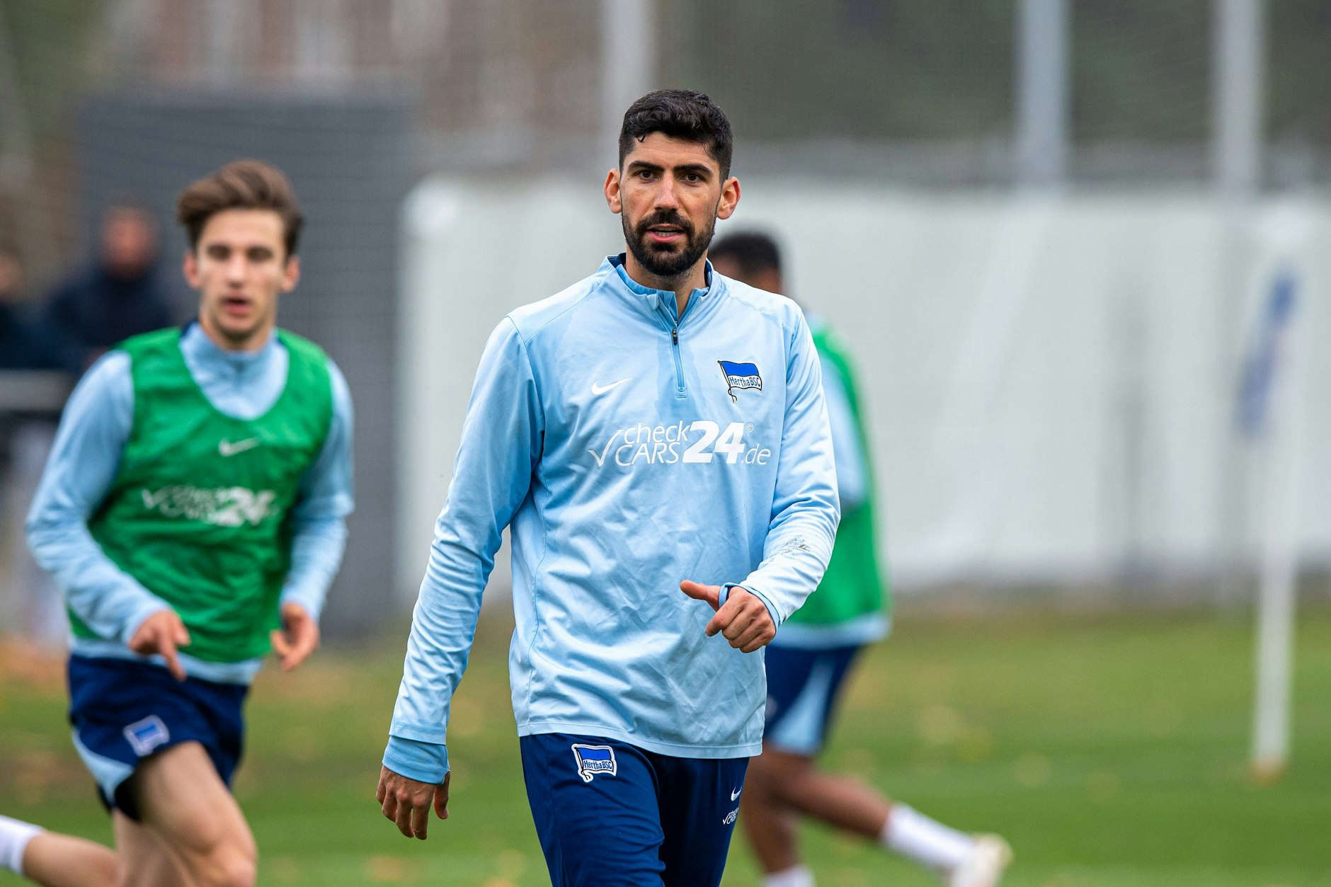 Herthas Mittelfeldspieler Andreas Bouchalakis studierte im Training die Position als Innenverteidiger ein.