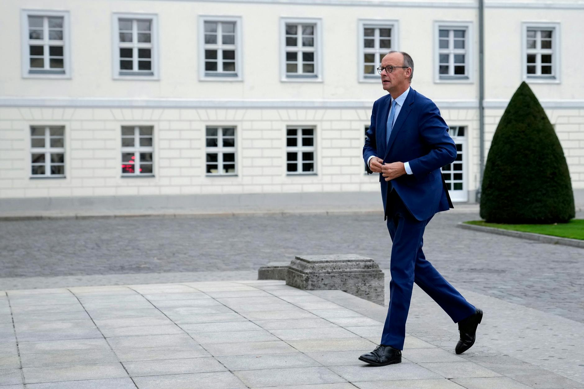 Friedrich Merz betritt das Schloss Bellevue.