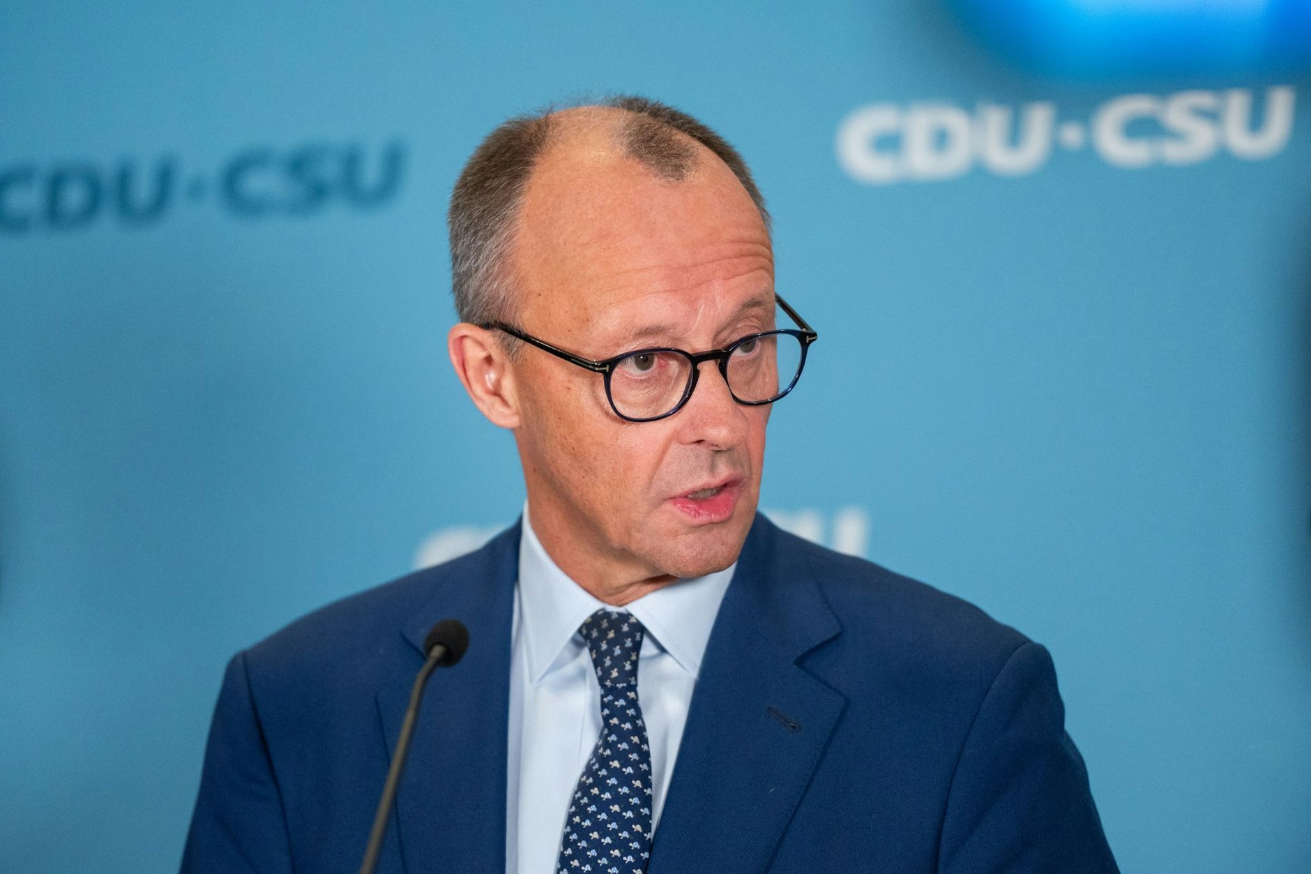 Von der Schwäche und dem Bruch der Ampel-Regierung profitiert vor allem CDU-Chef Friedrich Merz: Er kann sich gute Chancen ausrechnen, bald Olaf Scholz als Kanzler abzulösen.