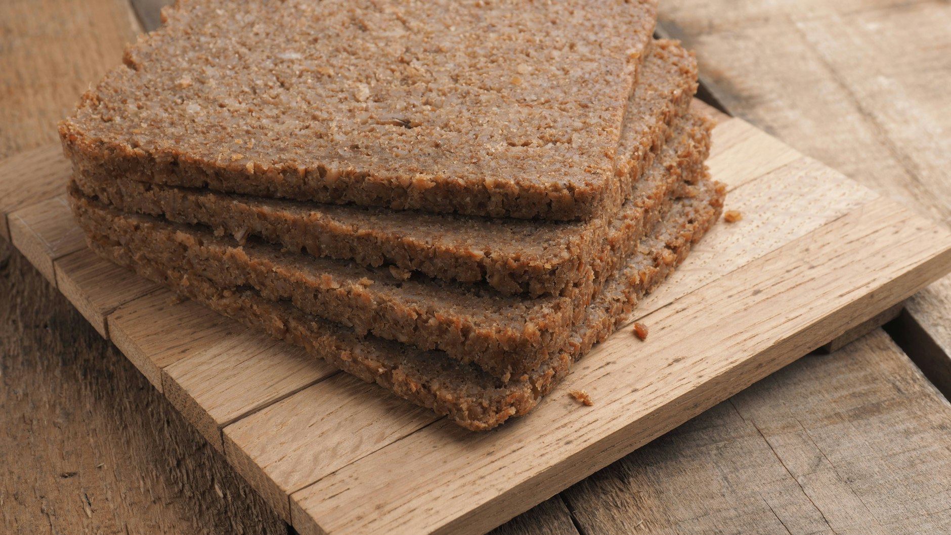 Schwarzbrot ist die wichtigste Zutat in unserem Rezept für Sächsisches Senffleisch.