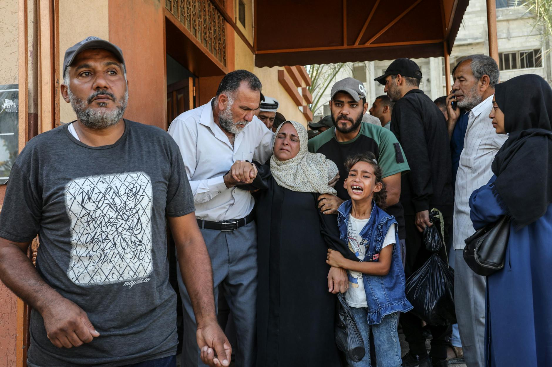 Vor dem Nasser-Krankenhaus in Khan Yunis trauern Menschen um ihre Angehörigen, die bei einem israelischen Luftangriff getötet wurden.