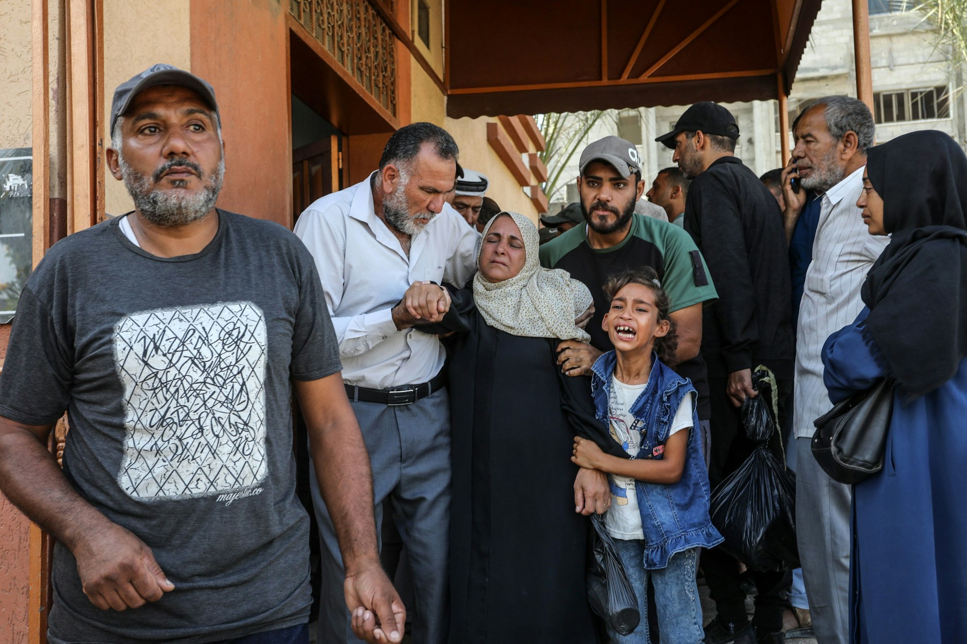 Vor dem Nasser-Krankenhaus in Khan Yunis trauern Menschen um ihre Angehörigen, die bei einem israelischen Luftangriff getötet wurden.