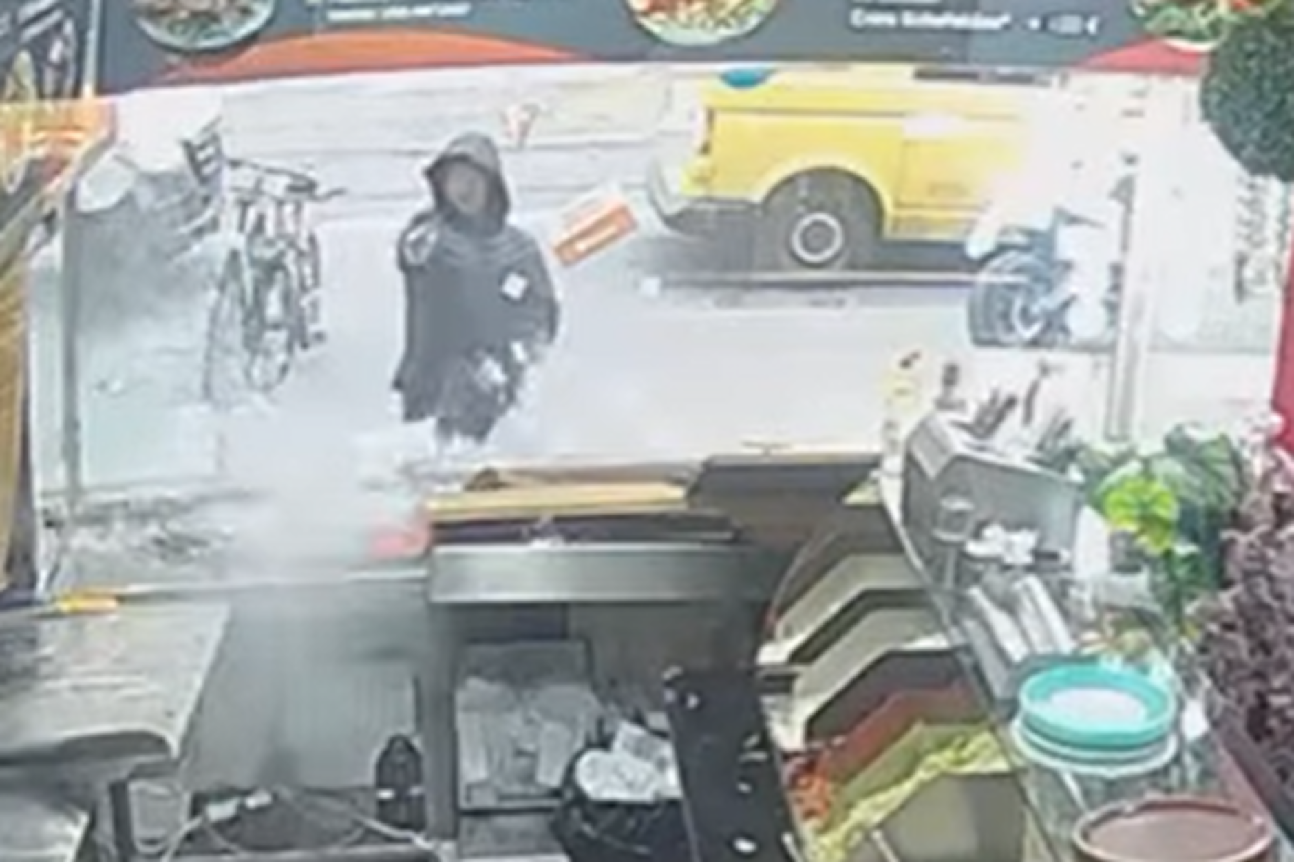 Auch auf eine Dönerbude in der Köpenicker Bahnhofstraße hat der Täter geschossen. Das zeigen Bilder einer Überwachungskamera. Hier wurde zum Glück niemand verletzt.