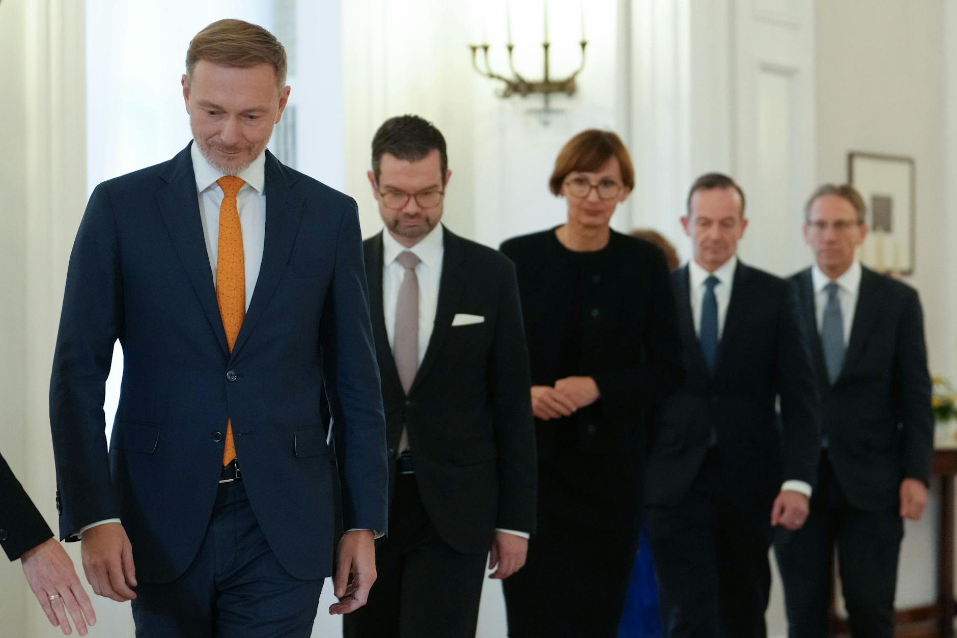 Die FDP-Minister, Christian Lindner, Marco Buschmann und Bettina Stark-Watzinger wurden von Bundespräsident Frank-Walter Steinmeier aus ihren Ämtern entlassen. Volker Wissing (2.v.r.) bleibt.