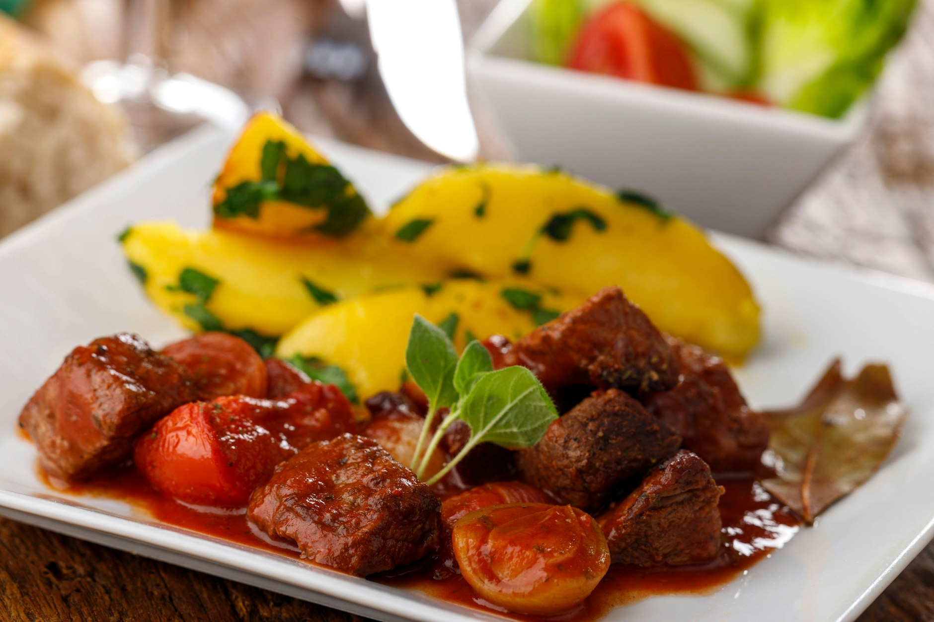 Sächsisches Senffleisch erinnert an klassisches Gulasch, punktet aber mit weiteren besonderen Zutaten - im Rezept erfahren Sie, wie es geht.