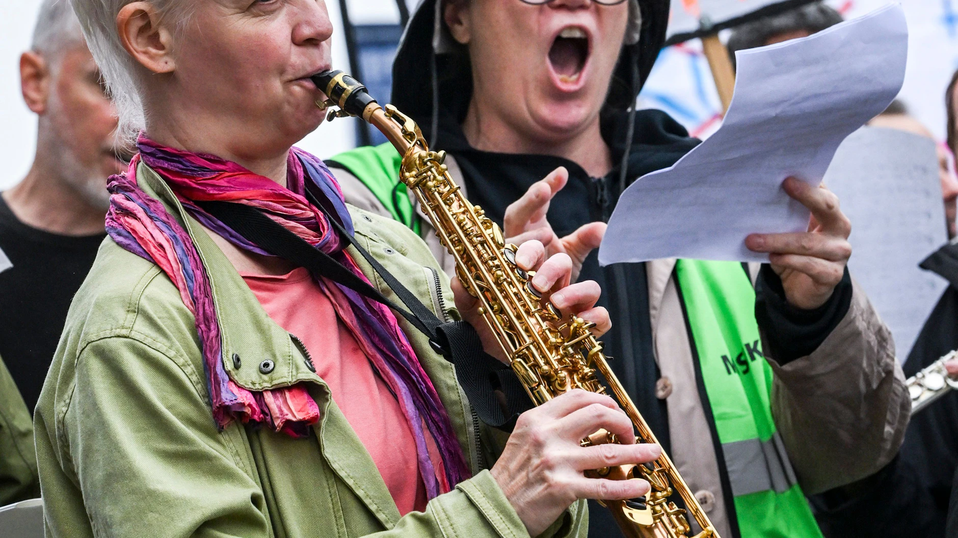 Hintergrund der Demonstrationen ist ein Urteil des Bundessozialgerichts von 2022, nach dem Honorarverträge für regelmäßig beschäftigte Musikschullehrkräfte nicht mehr möglich sind.