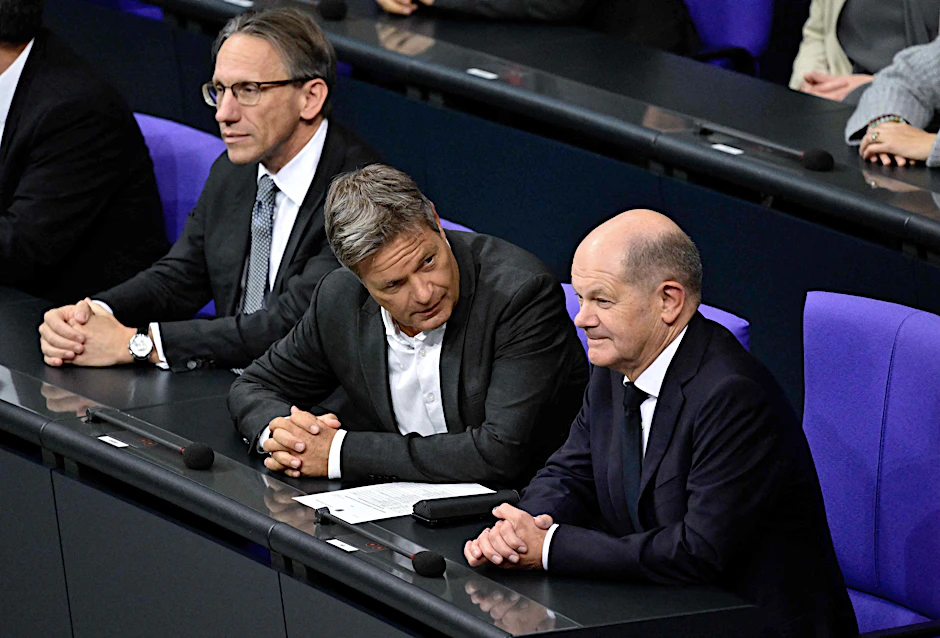 Bundeskanzler Olaf Scholz (r.), Wirtschaftsminister Robert Habeck (M.) und der neue Finanzminister Jörg Kukies (l.) am Donnerstag im Bundestag