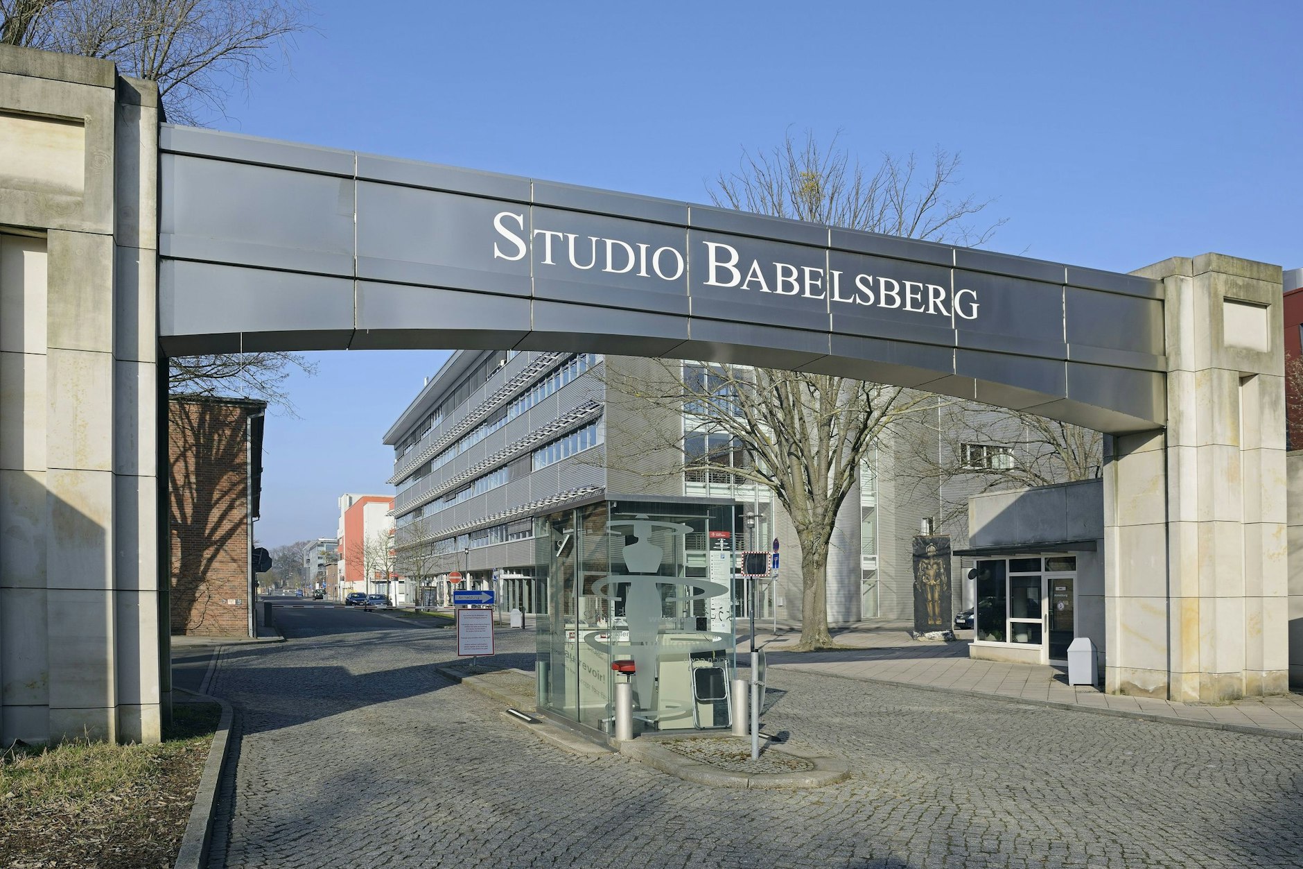 Haupteingang zu den Filmstudios in Potsdam Babelsberg. 