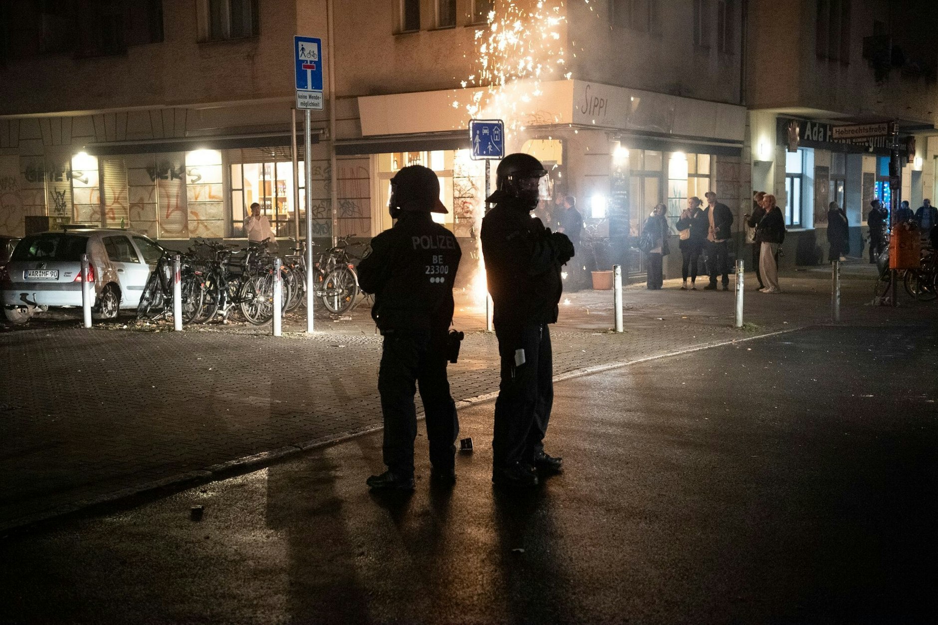 Einsatzkräfte der Polizei stehen unweit vom Kottbusser Damm.