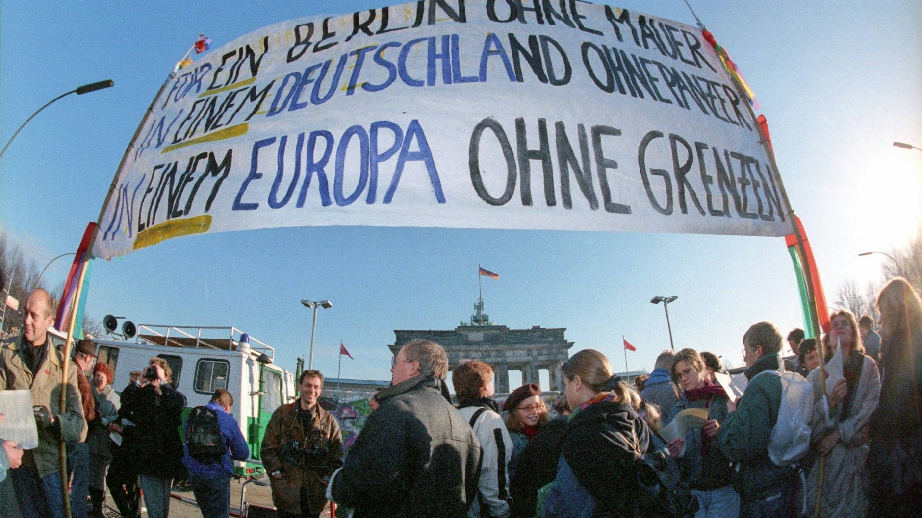 Der 10. November 1989: Am Morgen nach dem Fall der Berliner Mauer zeigen Berliner nahe dem Brandenburger Tor auf einem Transparent ihre Träume und Wünsche.