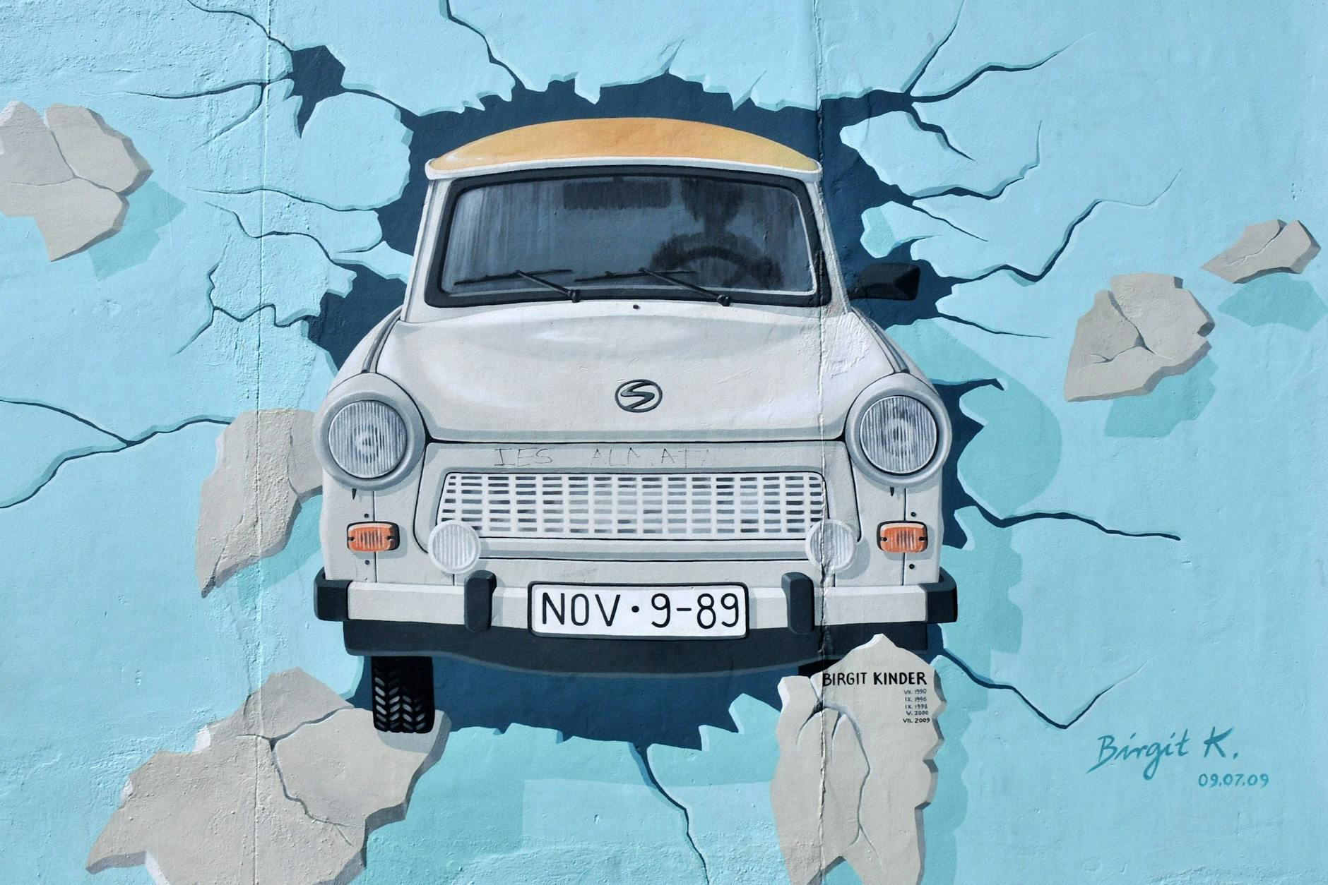 Im Trabi ging es für die Familie von KURIER-Autor Florian Thalmann in den Westen. Er selbst war schon dabei, allerdings noch in Muttis Bauch.