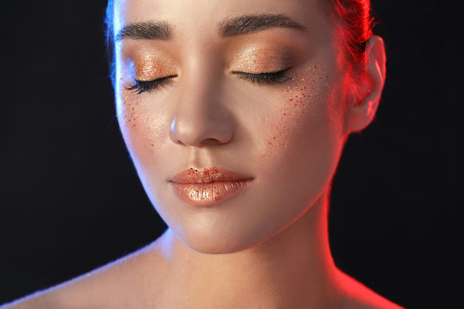 Für besondere Anlässe ist so ein Make up mit Glitzer ein schöner Hingucker. Gut ist, wenn man darauf achtet, welche Produkte man verwendet.