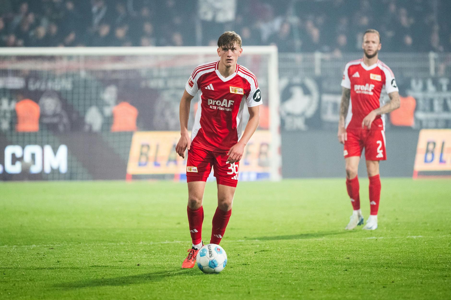 Volle Konzentration am Ball: Nachwuchstalent Aljoscha Kemlein (vorne)