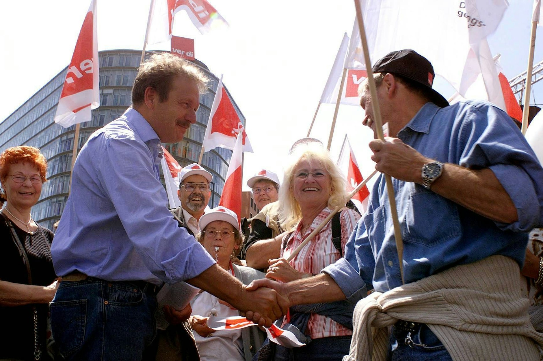 Verdi-Demonstration am Potsdamer Platz: Frank Bsirske, von 2001 bis 2019 Vorsitzender der Gewerkschaft, marschiert beim Händeschütteln voran.