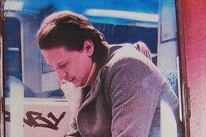 Die Bundespolizei sucht mit diesem Foto nach diesem Mann, der ein kleines Mädchen gewaltsam in einem S-Bahn-Zug getreten haben soll