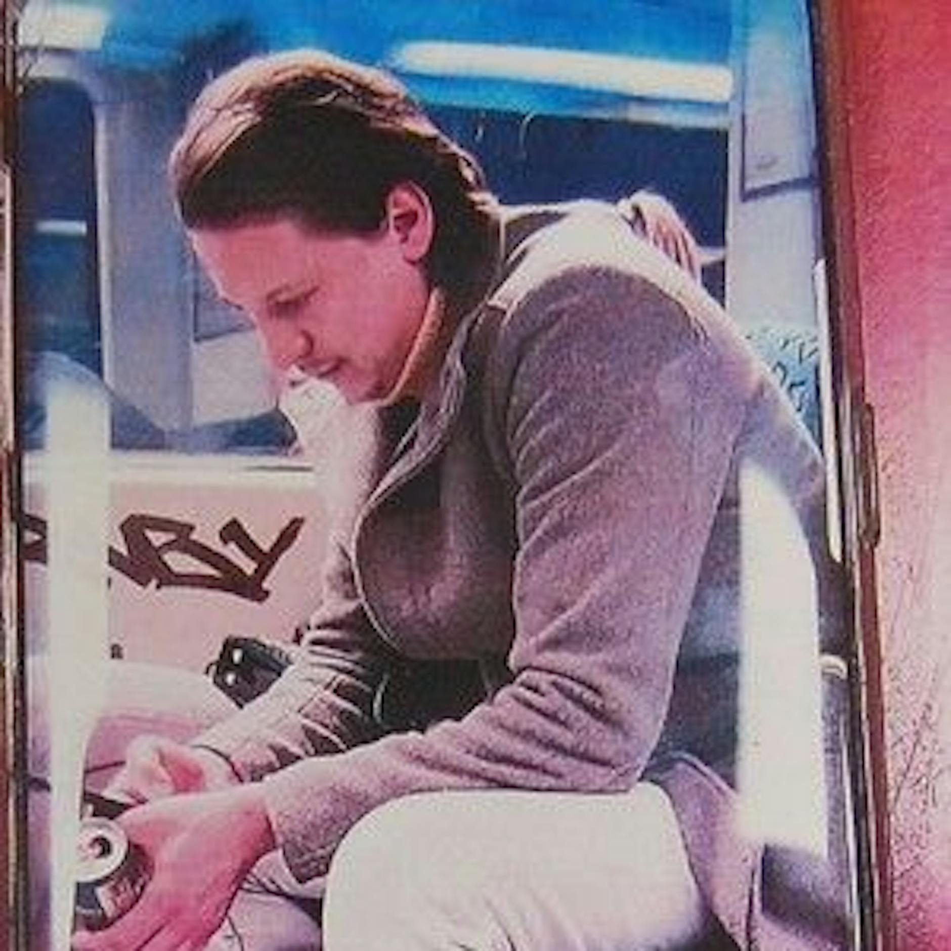 Mädchen in S-Bahn misshandelt: Polizei sucht DIESEN Kinder-Treter