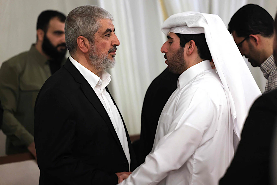 Katar: Hamas-Funktionär Khaled Mashaal (li.) erhält während der Beerdigung des getöteten Hamas-Führers&nbsp;Ismail Haniyeh in der katarischen Hauptstadt Doha Trauerbekundungen.
