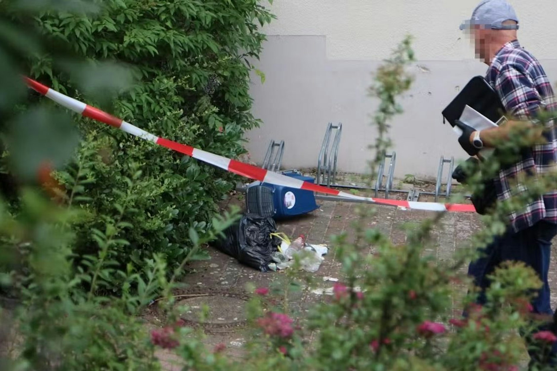 Vor dem Haus prallte die Katzenbox auf den Betonboden. 