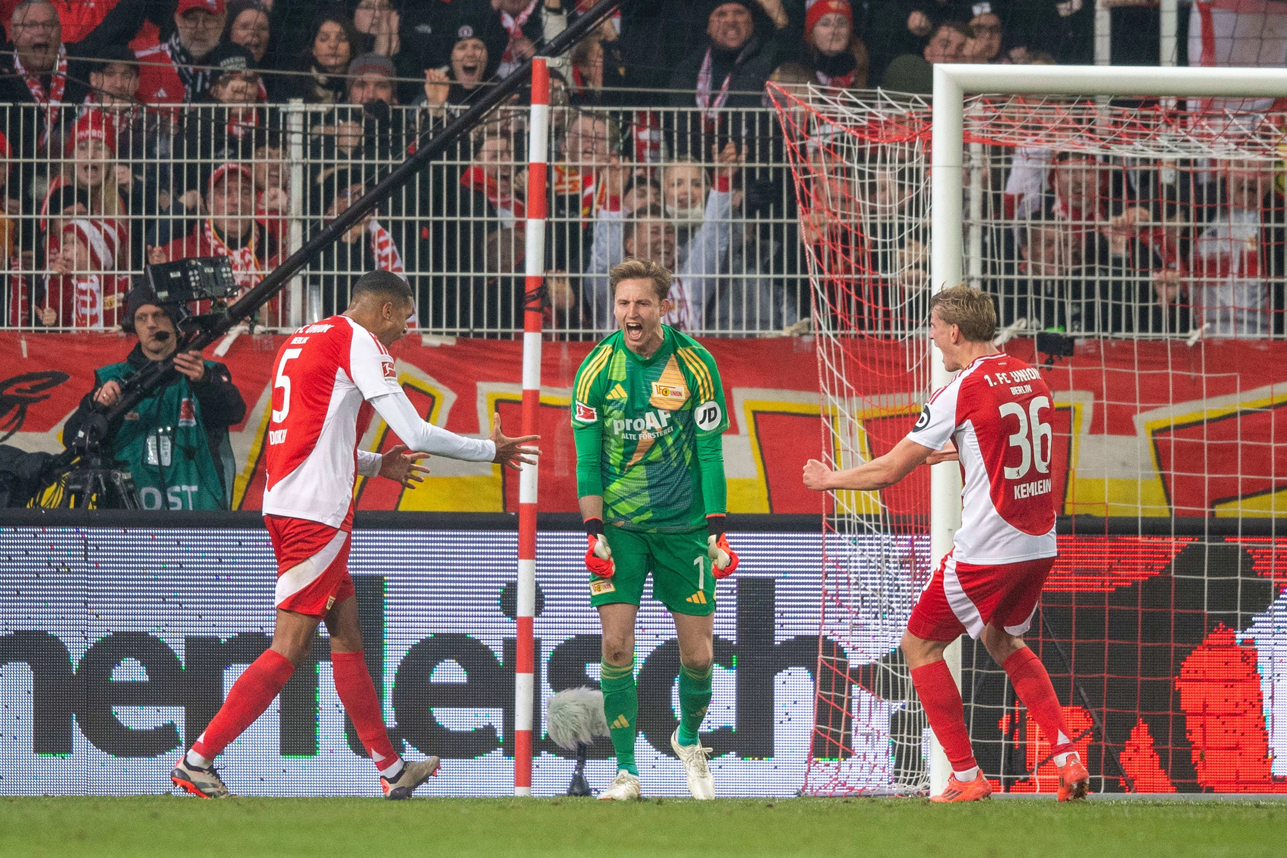 Torhüter Frederik Rönnow pariert den Elfmeter von Vincenzo Grifo und rettet dem. 1. FC Union einen Punkt gegen den SC Freiburg.