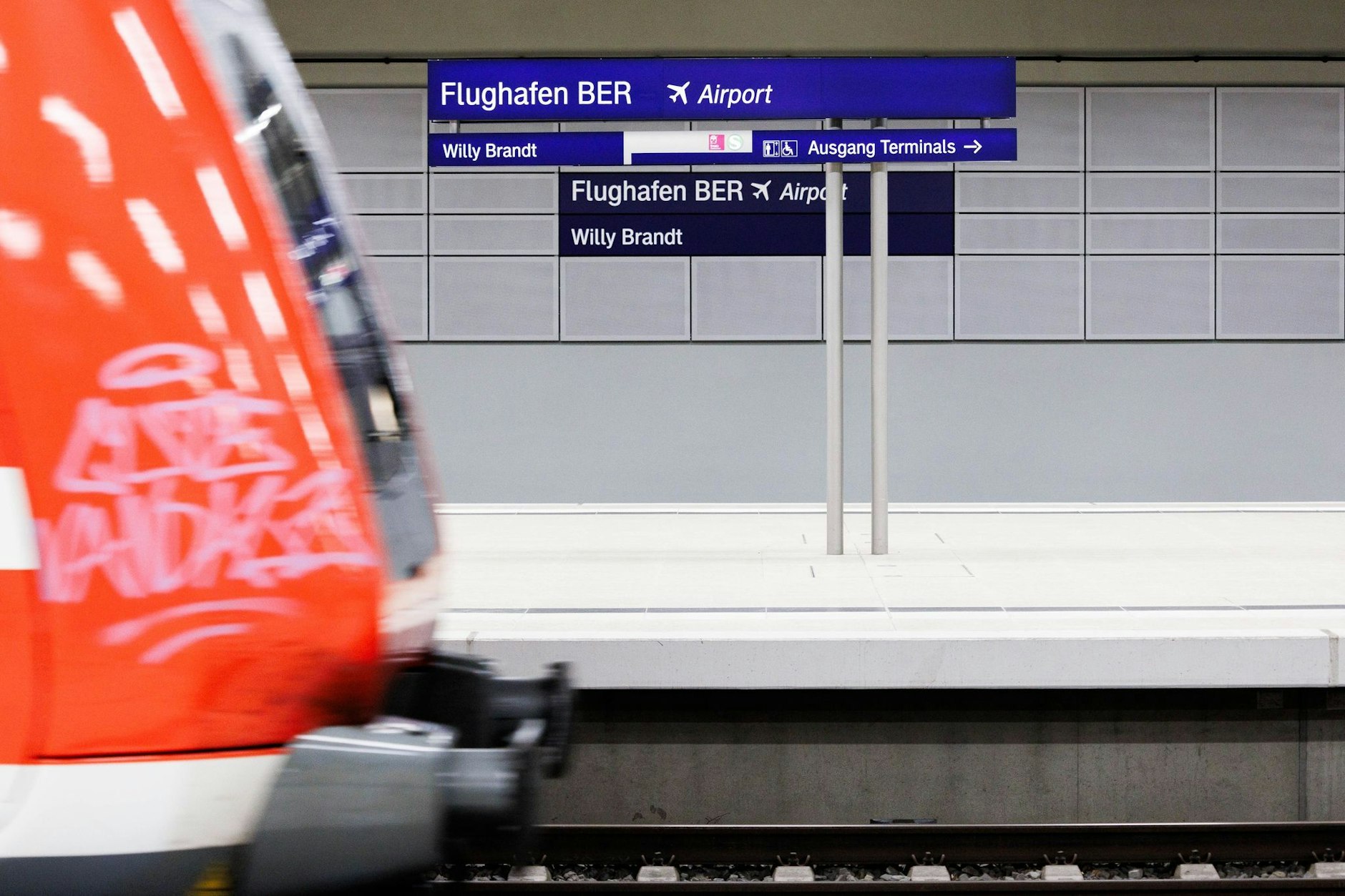 Ein Zug fährt am Bahnhof am Flughafen BER ein. Im RB23 zwischen Golm und dem <a href="https://www.berliner-zeitung.de/topics/ber">Flughafen BER</a> soll es künftig besseren Handyempfang geben.