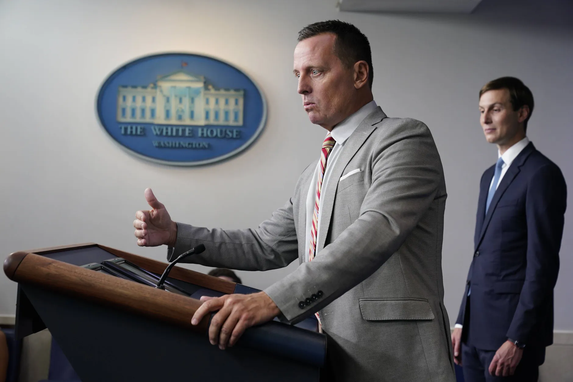 Richard Grenell neben Jared Kushner im Weißen Haus während der ersten Amtszeit Trumps.