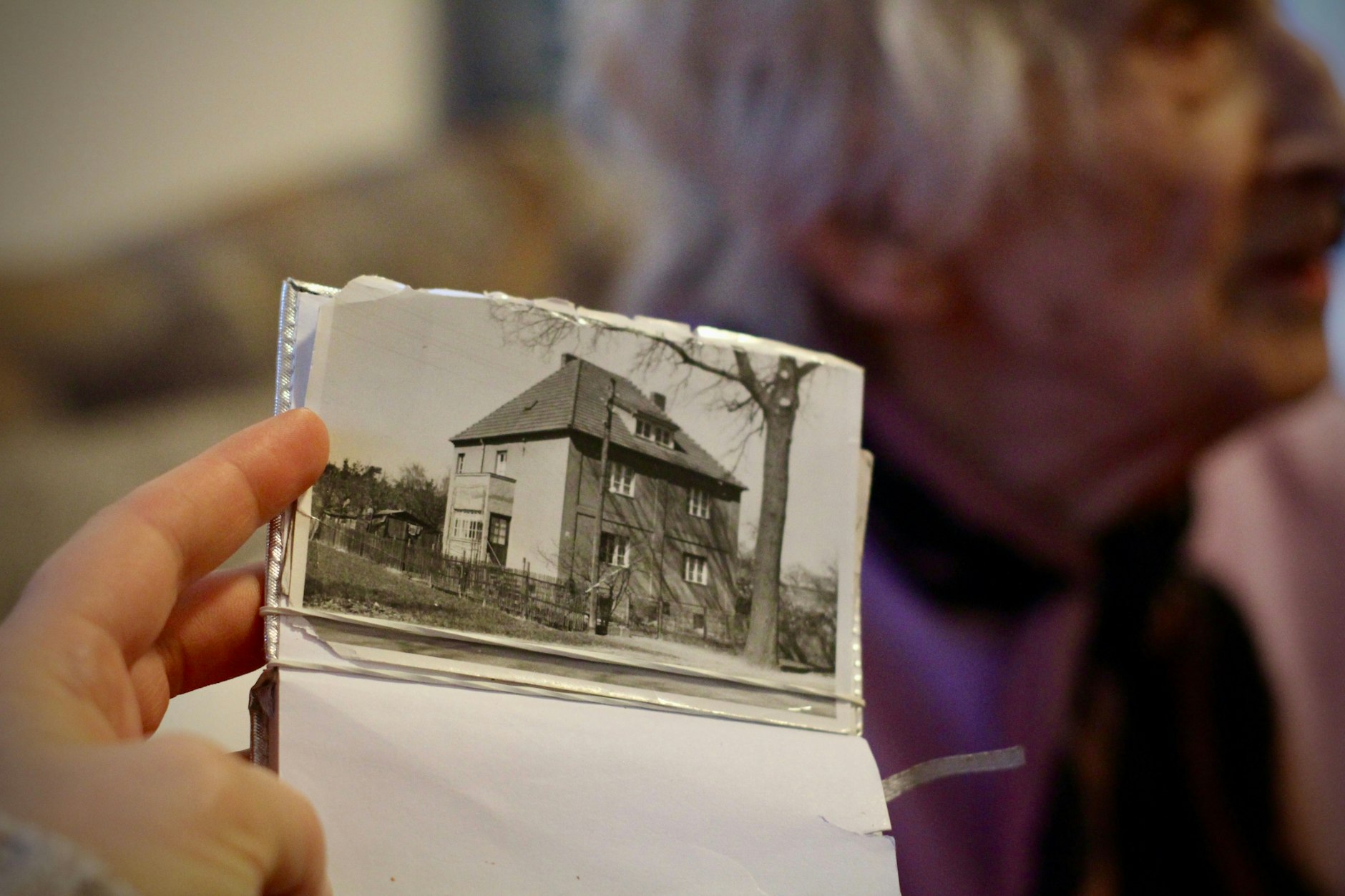 Das Haus ihrer Kindheit – in Michendorf baute ihr Papa aus Sachsen ein tolles, neues Haus für die Mama aus dem damaligen Ostpommern. In einem kleinen Buch hat sie ein Foto vom Haus, es war modern, hatte sogar eine Heizung. Die Adresse war Potsdamer Str. 107.
