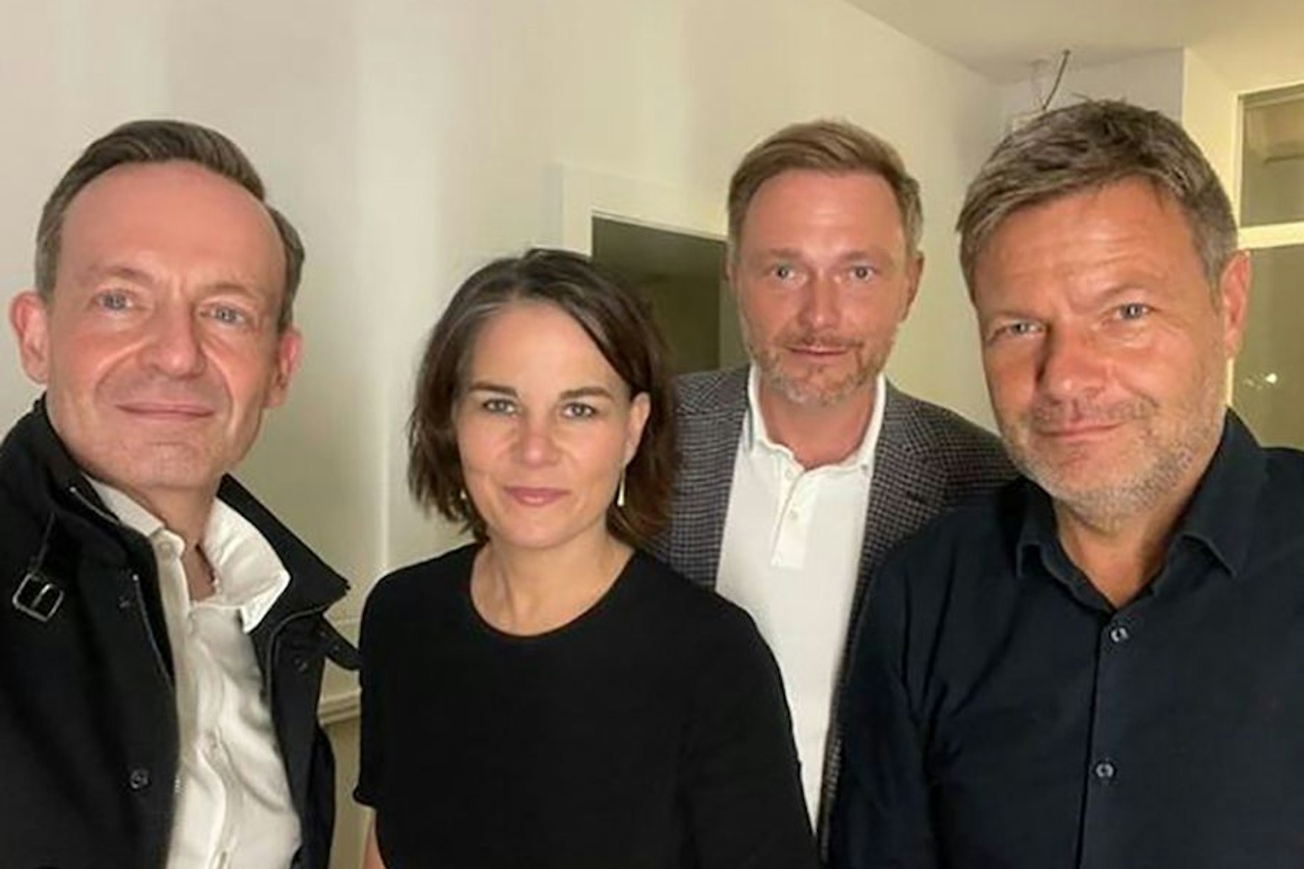 Ikonisches Selfie: Volker Wissing blickt gemeinsam mit Annalena Baerbock, Christian Lindner und Robert Habeck hochzufrieden in die Kamera.