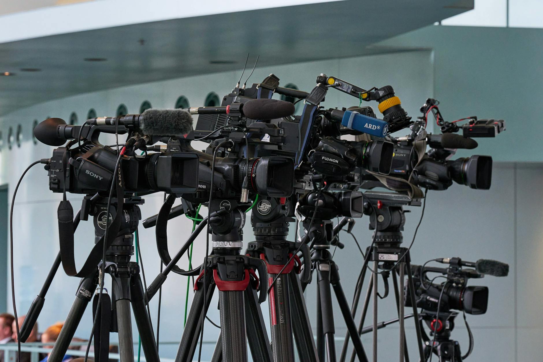 Fernsehkameras auf Stativen bei einer Pressekonferenz im Bundeskanzleramt in Berlin