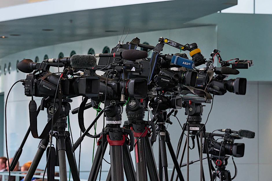 Fernsehkameras auf Stativen bei einer Pressekonferenz im Bundeskanzleramt in Berlin