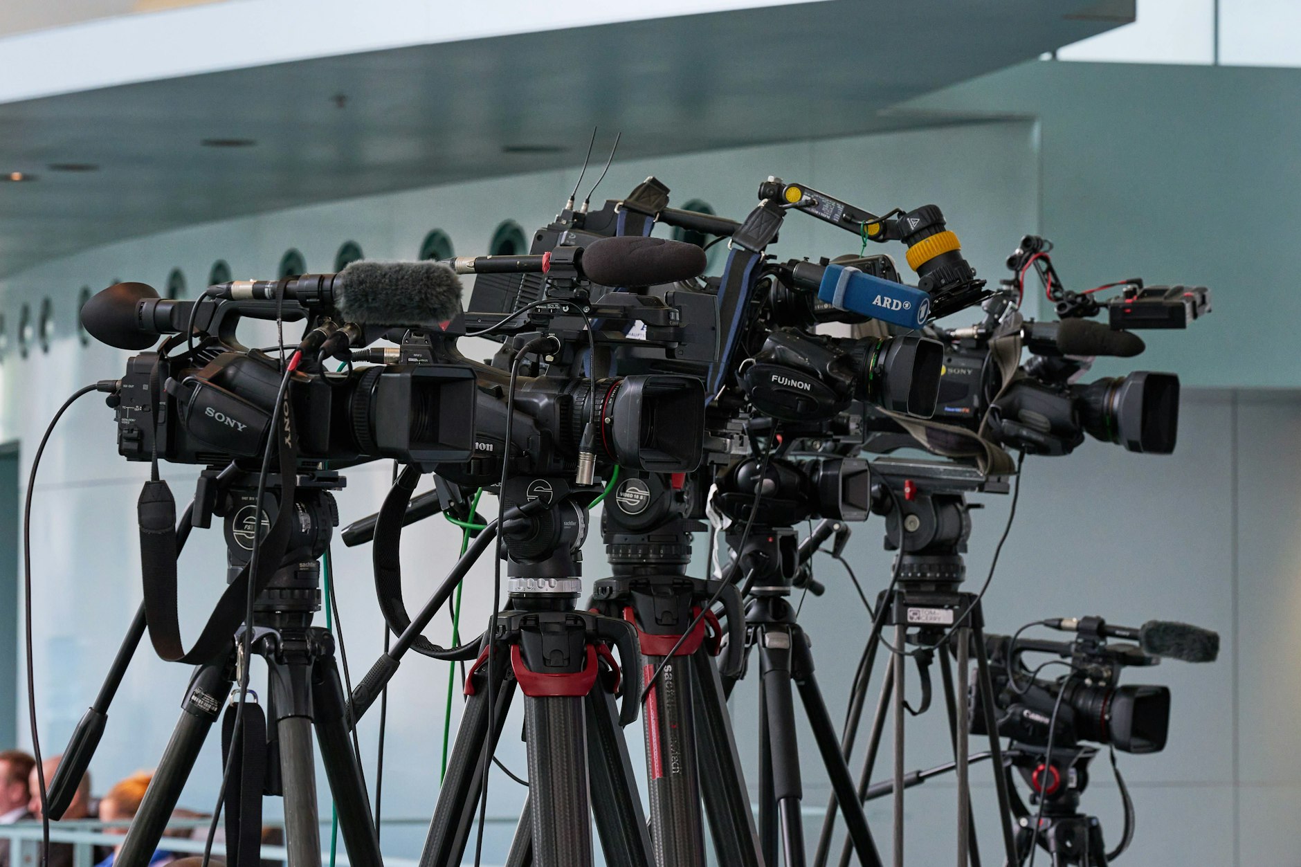 Fernsehkameras auf Stativen bei einer Pressekonferenz im Bundeskanzleramt in Berlin