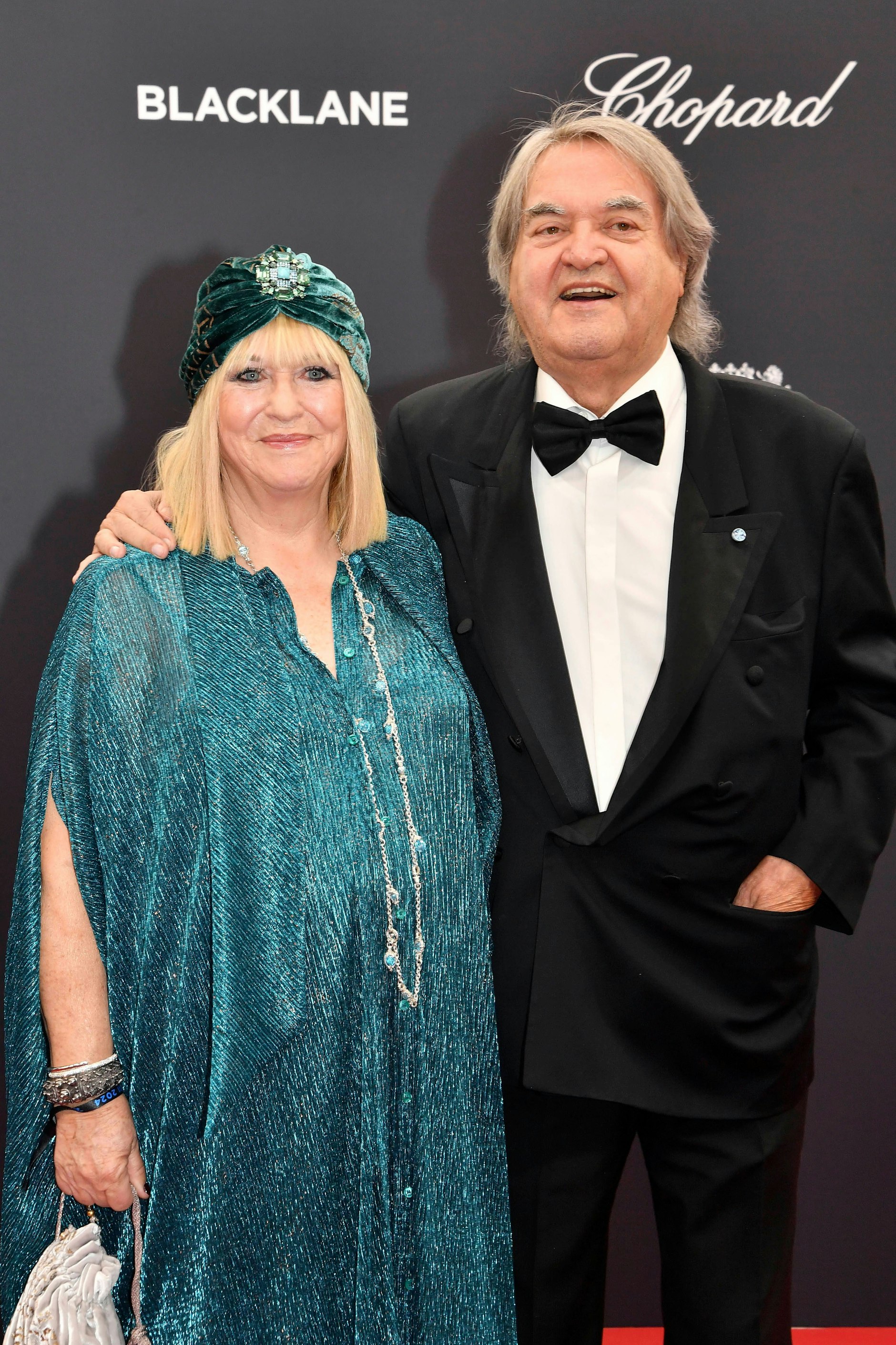 <strong>FLOP:</strong> Boulevard-Queen <strong>Patricia Riekel</strong>, hier nebst Loveinterest und Focus-Mann <strong>Helmut Markwort</strong>, wusste natürlich schon vor dem Bambi-Abend, wer die goldenen Rehe gewinnen würde. Und wer die US-Wahl gewinnen und wie sich das Ampel-Aus gestalten würde, war ihr auch schon vergangene Woche klar. Schließlich verdingt sich die Riekel neuerdings als Wahrsagerin! Wie sonst wäre ihr jahrmarkttaugliches Walle-Outfit samt Samtturban – vermutlich spontan von Julian F.M. Stoeckel geliehen – zu erklären? Auch wir wagen eine seherische Prognose: Über diesen Auftritt werden sich heute noch einige wundern …