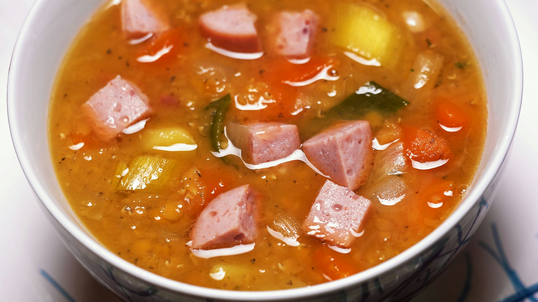 Für die Thüringer Schnippelsuppe wird das Gemüse in viel Fleischbrühe gekocht und laut Rezept mit Speck und Zwiebeln verfeinert. Lecker, deftig und günstig!