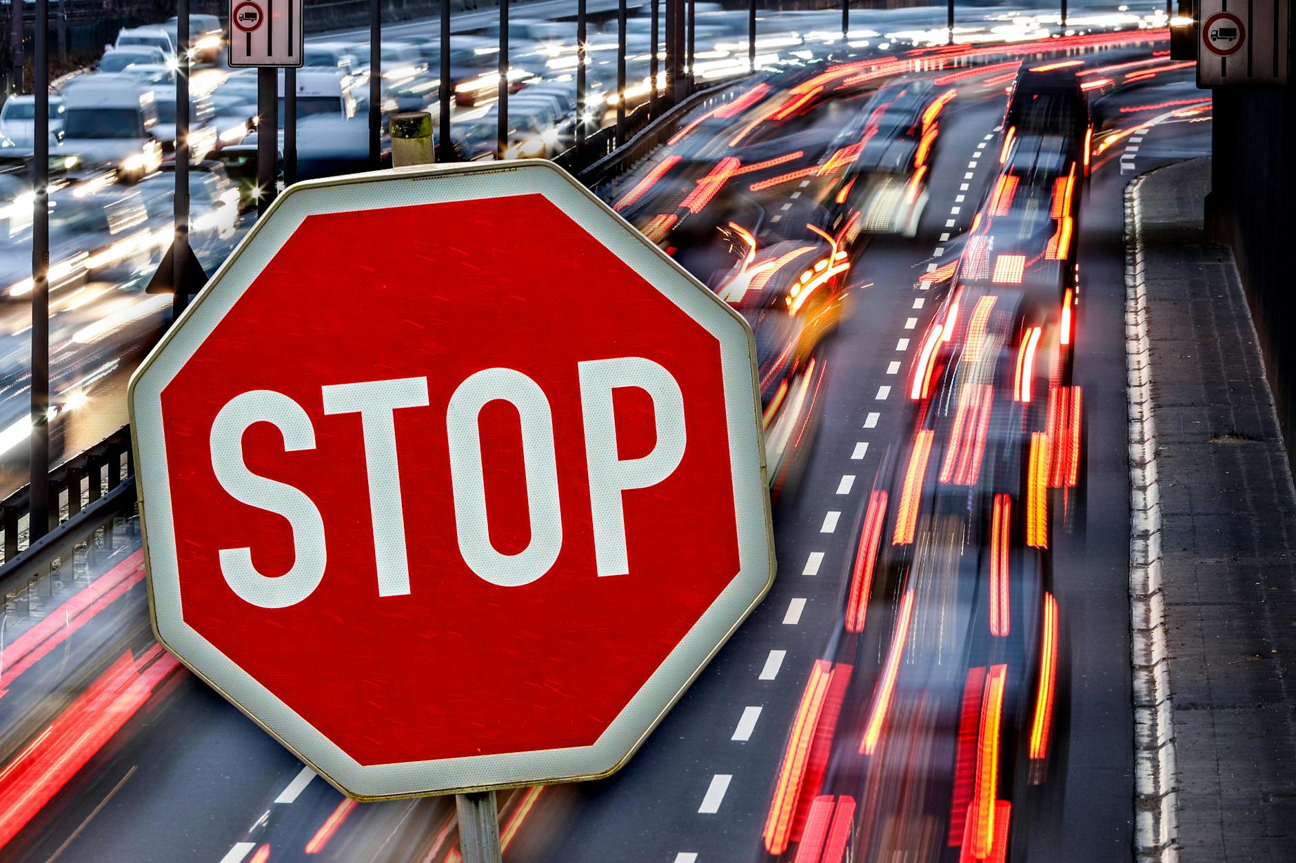 Vorsicht, jetzt gibt's Stau: Am Sonnabend sind große Teile der Innenstadt dicht, weil das Mauerfall-Jubiläum gefeiert wird - und auch sonst wird es ziemlich eng in Berlin.