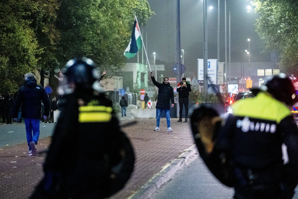 „Feldzug gegen Juden“: Israel schickt Außenminister nach Amsterdam – Fußballfans ausgeflogen