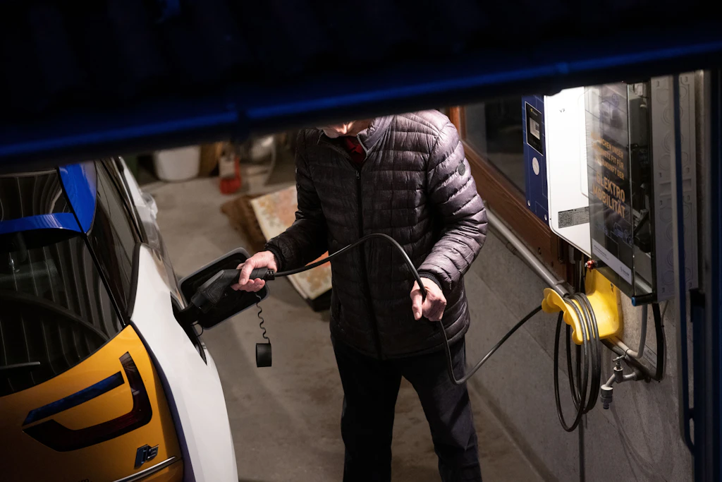 Elektroauto-Fahrerin klagte über Berlin – Tesla-Fahrer kontert: „Simple Taktik“