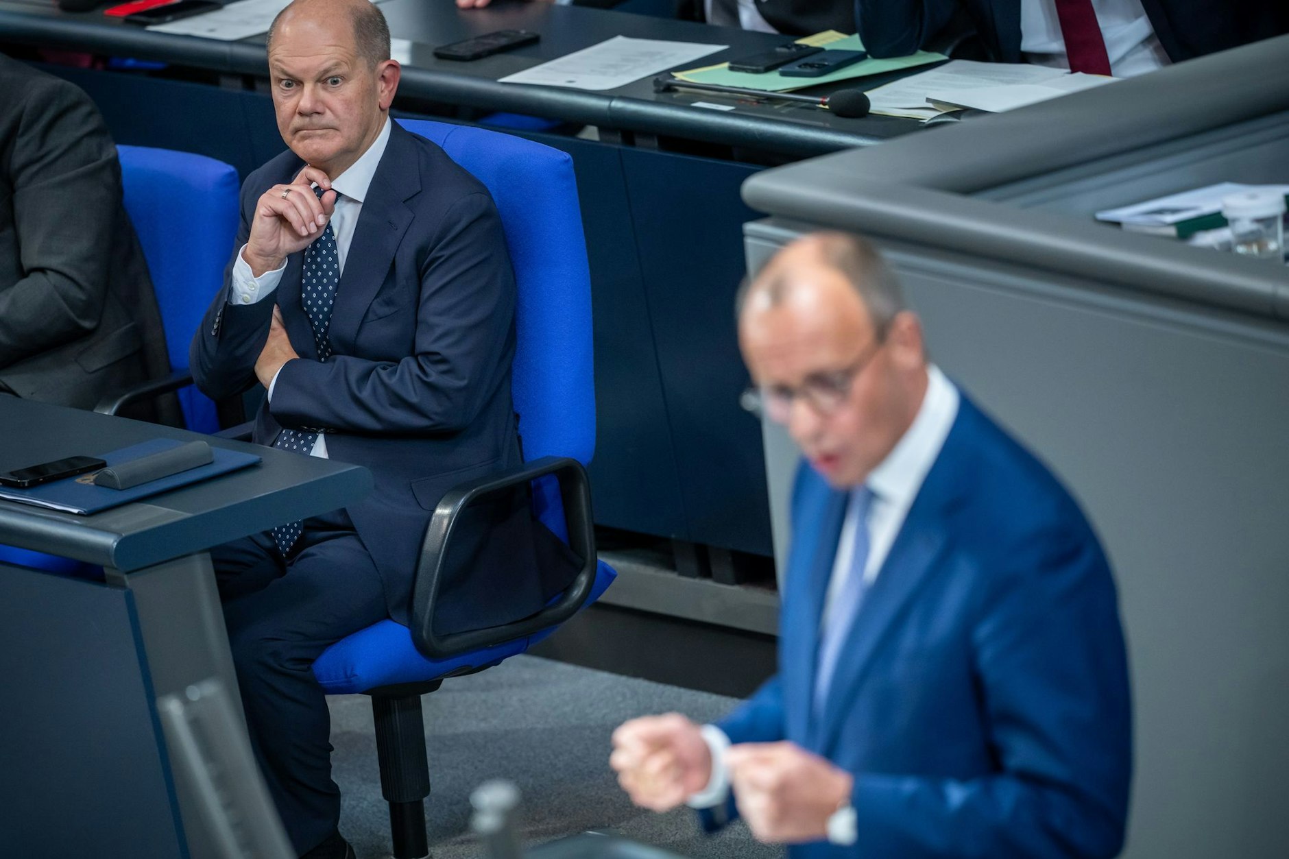 Der eine ist Bundeskanzler, der andere möchte es gerne werden: Olaf Scholz (SPD,l), verfolgt eine Rede von Friedrich Merz, CDU Bundesvorsitzender und CDUCSU Fraktionsvorsitzender im Bundestag.